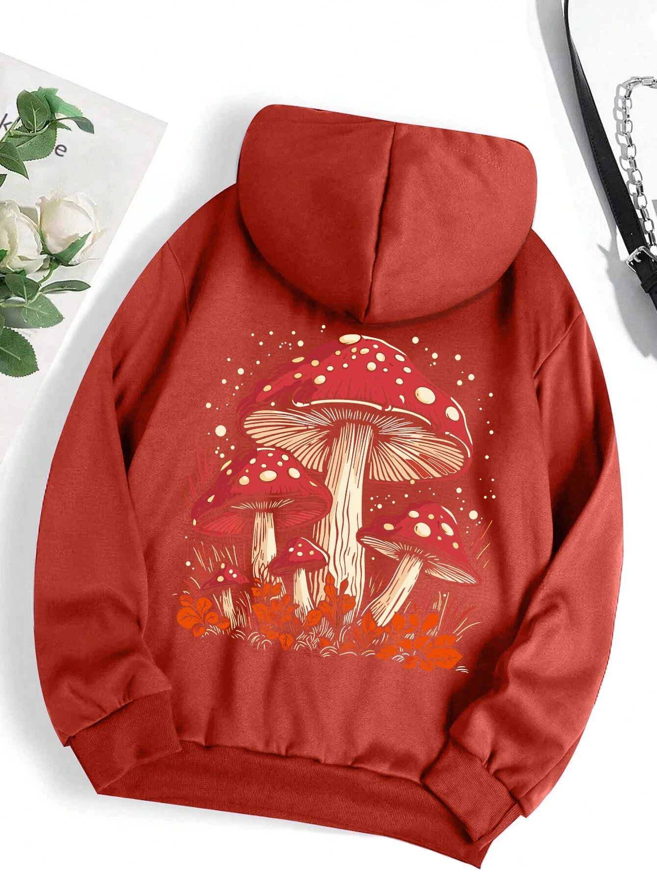 Sudadera con capucha con estampado de setas rojas